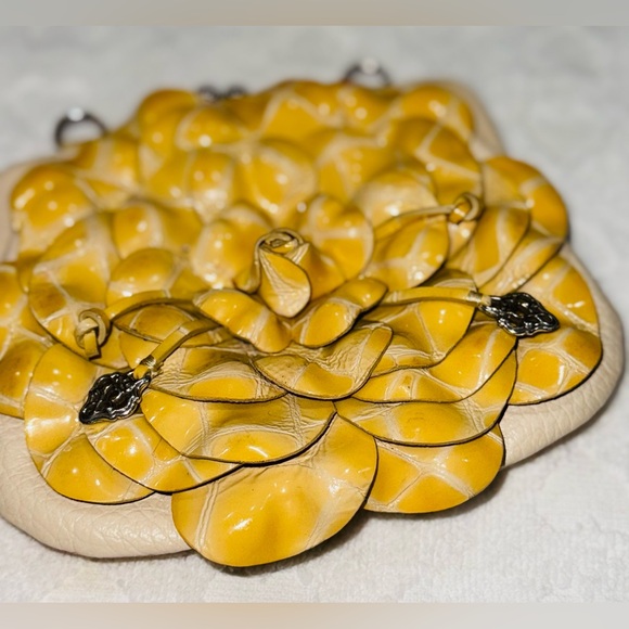 BRIGHTON BEIGE LEATHER ROSE KISSING CLOSURE CROSSBODY WHEAT CHAIN - Picture 17 of 17